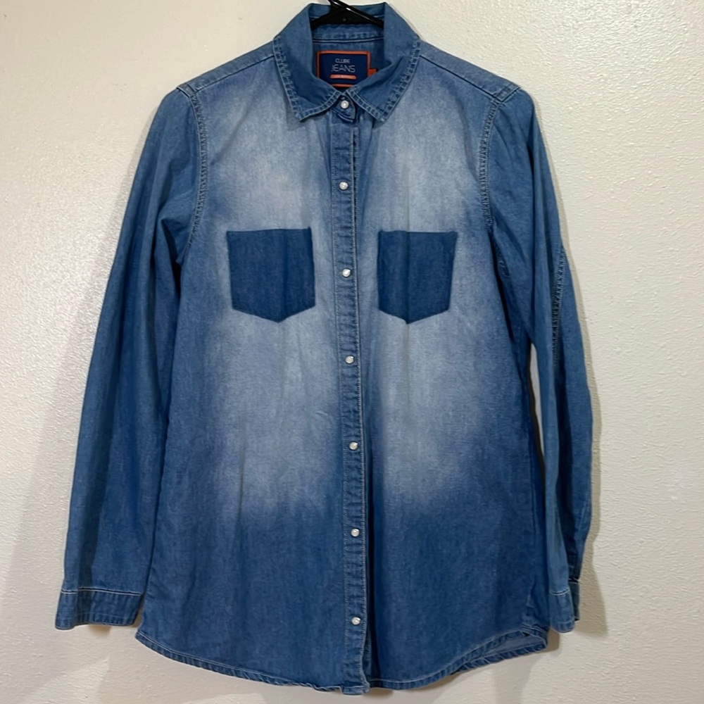 Clube Jeans long sleeved denim blouse. Pearl snap buttons. Size Medium